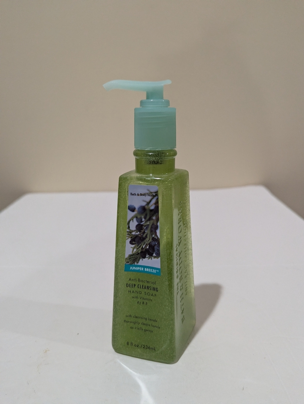 NEW Bath & Body Works Juniper Breeze Hand Soap - Green with Light Green Pump